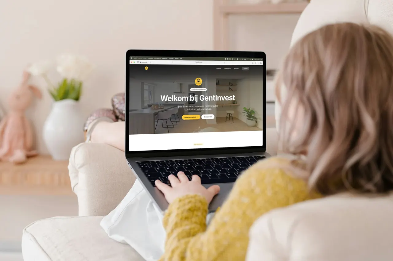 Website van GentInvest op een laptop in een lichte woonkamer