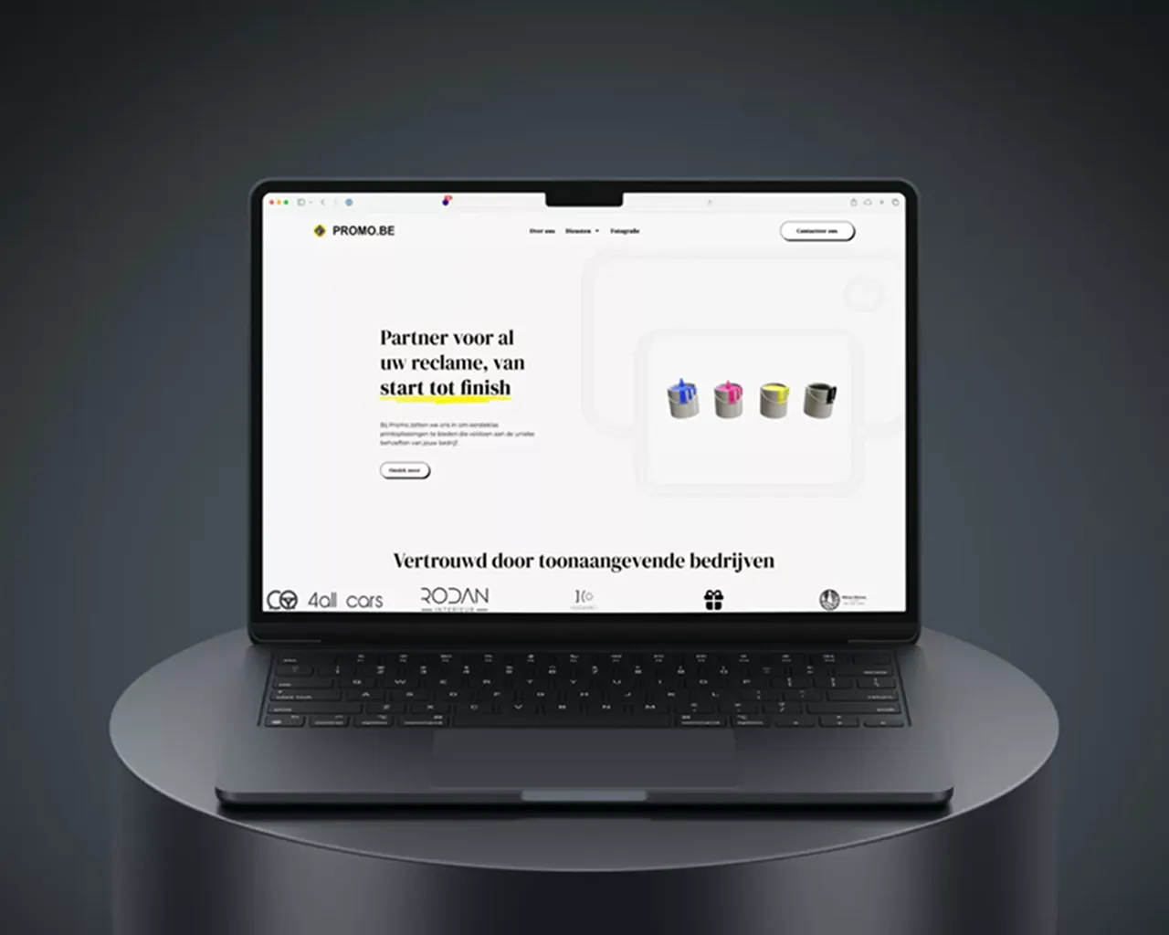 Website van Promo op een laptop op een donkere sokkel
