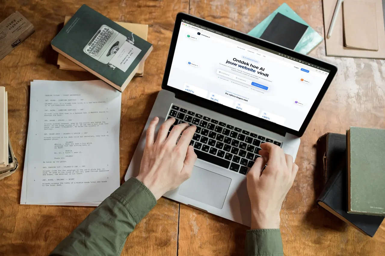 VindMijOp.AI geopend op een laptop op een houten bureau